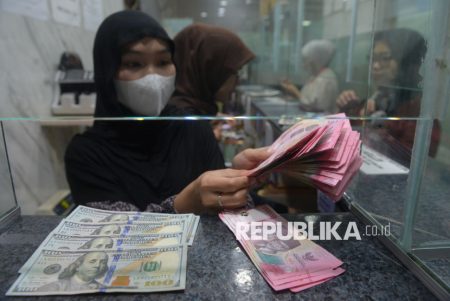 Rupiah melemah, jangan salah membaca sinyal ekonomi