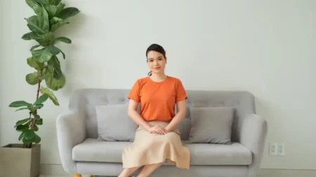 Sering Duduk di Tempat Sama? Ini 7 Ciri Tersembunyi Menurut Psikologi