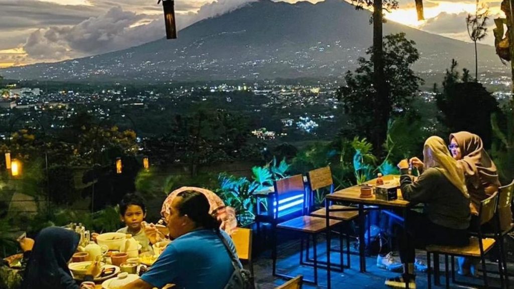 Kafe Hits Bogor dengan Pemandangan Gunung Menakjubkan