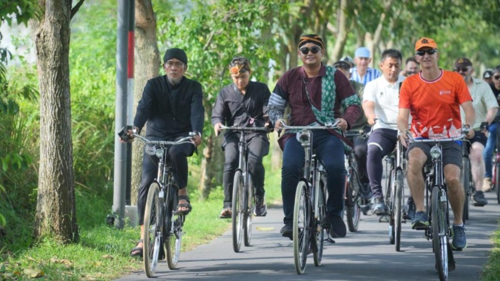 Bule-bule Bersepeda Keliling Desa Klaten, Sepeda Penny Farthing Jadi Sorotan