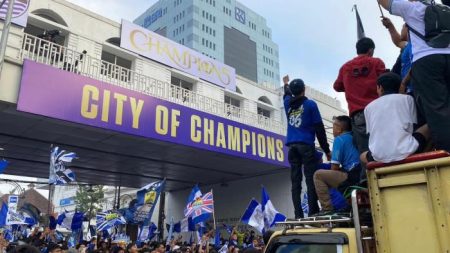 Lautan Biru Bobotoh Penuhi Jantung Bandung, Buru Posisi Terbaik di JPO Asia-Afrika