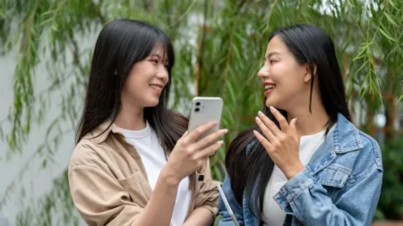 Orang yang terkadang menggulir dan memeriksa ponsel mereka saat Anda berbicara biasanya memiliki 7 ciri kepribadian ini menurut psikologi