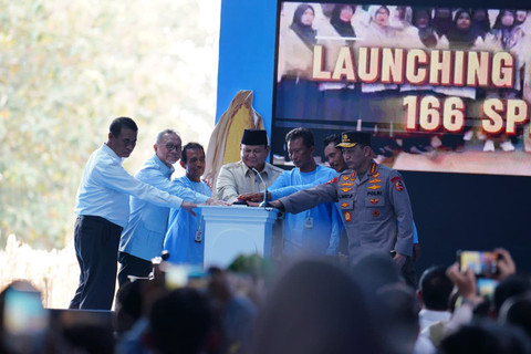 Pesan Prabowo Saat Panen Jagung di Tuban