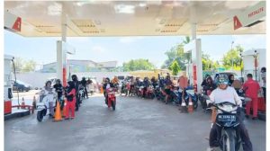 Pengemudi Ojol dan Kurir Antre Panjang Akibat Kenaikan Harga Pertamax
