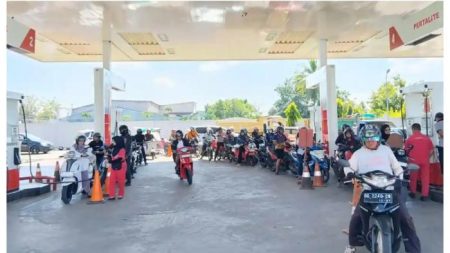 Pengemudi Ojol dan Kurir Antre Panjang Akibat Kenaikan Harga Pertamax