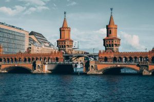 5 Fakta Menarik Jembatan Oberbaum, Simbol Sejarah Berlin