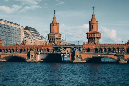 5 Fakta Menarik Jembatan Oberbaum, Simbol Sejarah Berlin