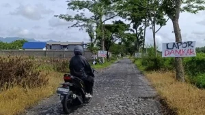 Warga Tawangsari Blitar Perbaiki Jalan Sendiri Setelah 5 Tahun Tak Direspons Pemerintah