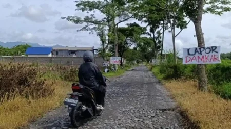 Warga Tawangsari Blitar Perbaiki Jalan Sendiri Setelah 5 Tahun Tak Direspons Pemerintah