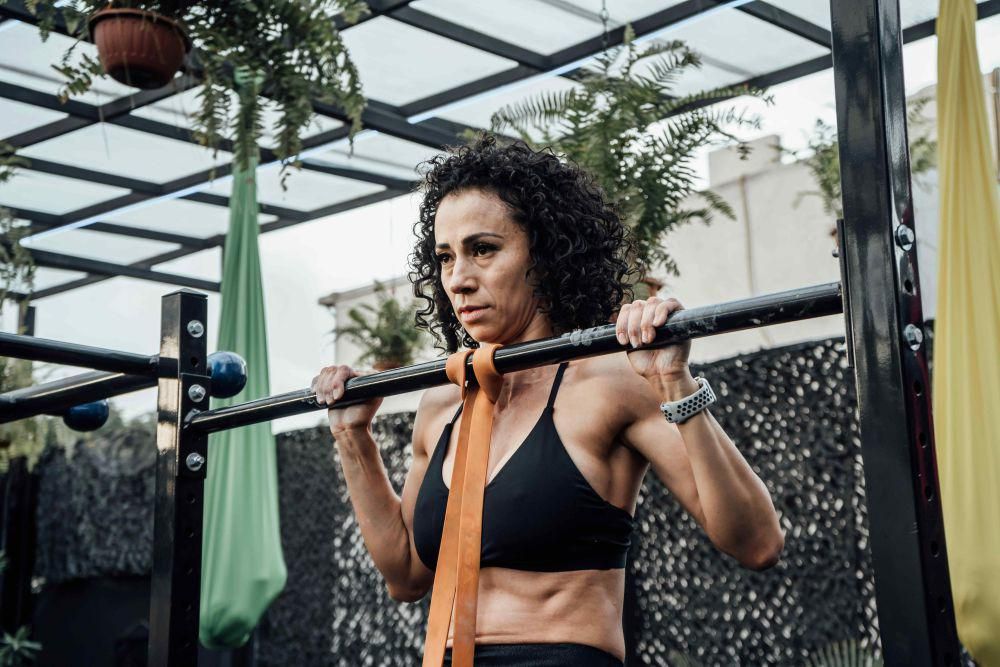 Belajar pull-up, lebih baik resistance band atau assisted machine?