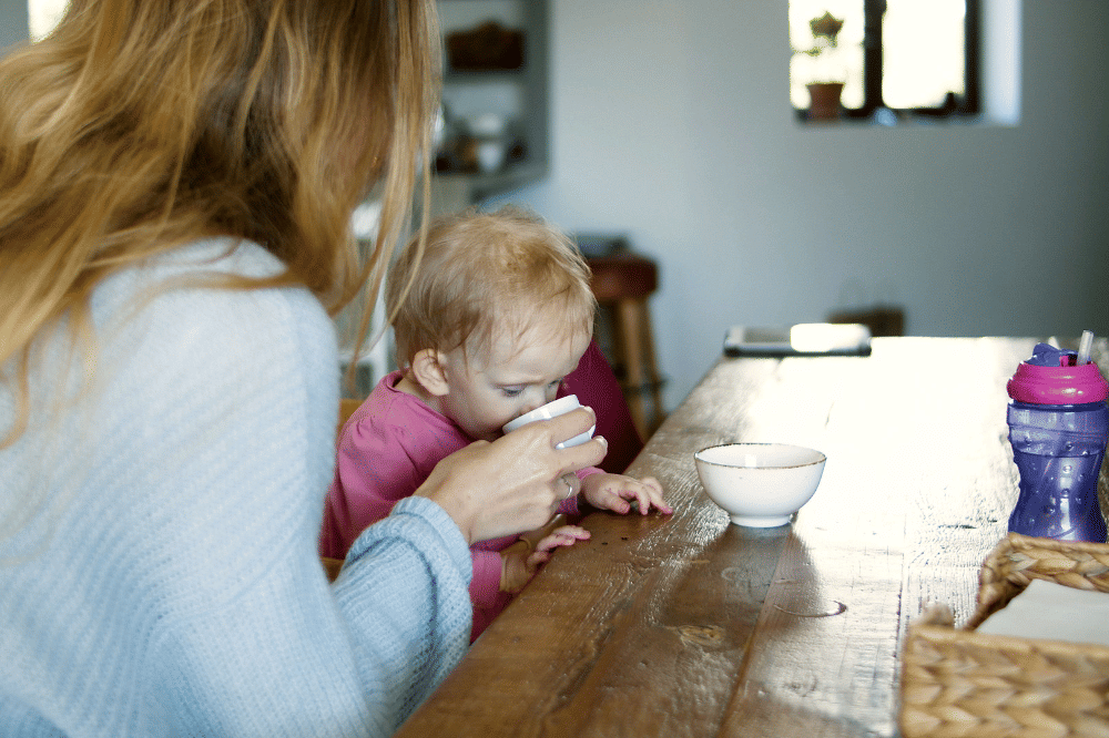 6 cara mengenalkan susu pada anak dengan porsi kecil