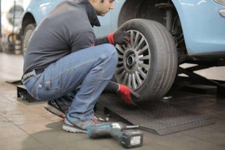 Kapan harus ganti velg mobil? 5 tanda bahaya dan tips merawatnya!