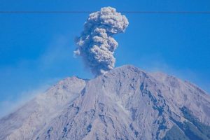 Empat gunung erupsi hari ini: Gunung Anak Krakatau, Ibu, Semeru, Ili Lewotolok