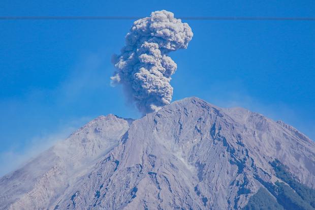 Empat gunung erupsi hari ini: Gunung Anak Krakatau, Ibu, Semeru, Ili Lewotolok